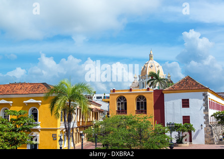 Storici edifici coloniali e San Pedro Claver chiesa nel centro di Cartagena, Colombia Foto Stock