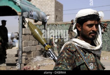 Amran, Yemen. 23 Mar, 2014. Yemenita soldati di guardia ad un checkpoint nella provincia di Amran, 50 km a nord di Sanaa, Yemen, il 23 marzo 2014. Almeno tre soldati yemenita e due sciiti Houthi ribelli sono stati uccisi sabato nella loro scontri nella provincia settentrionale di Amran, hanno detto i funzionari. Credito: Mohammed Mohammed/Xinhua/Alamy Live News Foto Stock