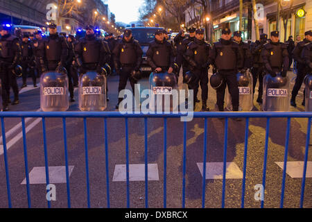 Madrid, Spagna. 22 Mar, 2014. Linea di polizia prima di iniziare le sommosse. Credito: Nando Rivero/Alamy Live News Foto Stock