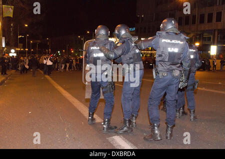 Madrid, Spagna. 22 Mar, 2014. Un gruppo di poliziotti in formazione progredisce verso i manifestanti. Credito: Nando Rivero/Alamy Live News Foto Stock