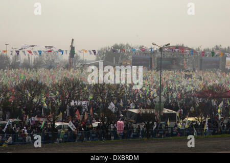 Kazlicesme, Istanbul. 23 Mar, 2014. Newrouz celebrazioni organizzate dalla BDP, un bagno turco di partito politico che promuove il nazionalismo curdo e Libertà per Abdullah Ocalan, carcerati leader del PKK. 23 marzo 2014, Istanbul. Foto di Bikem Ekberzade/Alamy Live News Foto Stock