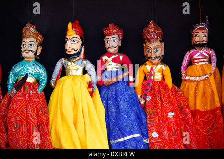 Tradizionale di Rajasthani pupazzi fatti a mano. Jodhpur, Rajasthan, India. Foto Stock