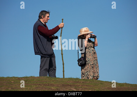 L uomo e la donna, parte della festa di nozze, scattare foto al Beacon nella Malvern Hills, Great Malvern in aprile Foto Stock