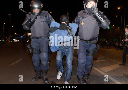 Madrid, Spagna. 22 Mar, 2014. La polizia arresta uno dei partecipanti in una massa 'dimostrazione per dignità' in Madrid. Il rally è stato frequentato da centinaia di migliaia di persone per protestare contro la corruzione, misure di austerità e politiche del governo. Madrid, Spagna, sabato 22 marzo, 2014. Credito: Nando Rivero/Alamy Live News Foto Stock