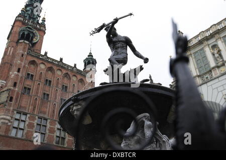 Gdansk, Polonia 23rd, Marzo 2014 380 Fontana di Nettuno inaugurazione dopo l'inverno breake a Dlugi Trag - Danzica Città Vecchia strada principale. Ricostruttore prussiana di gruppo e sindaco di Danzica Pawel Adamowicz prende parte alla cerimonia. Credito: Michal Fludra/Alamy Live News Foto Stock