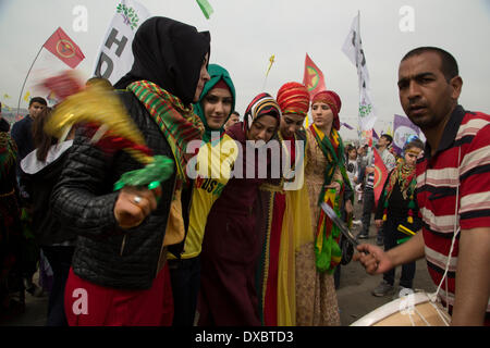 Kazlicesme, Istanbul. 23 Mar, 2014. Newrouz celebrazioni organizzate dalla BDP, un bagno turco di partito politico che promuove il nazionalismo curdo e Libertà per Abdullah Ocalan, carcerati leader del PKK. 23 marzo 2014, Istanbul. Foto di Bikem Ekberzade/Alamy Live News Foto Stock