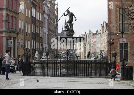 Gdansk, Polonia 23rd, Marzo 2014 380 Fontana di Nettuno inaugurazione dopo l'inverno breake a Dlugi Trag - Danzica Città Vecchia strada principale. Ricostruttore prussiana di gruppo e sindaco di Danzica Pawel Adamowicz prende parte alla cerimonia. Credito: Michal Fludra/Alamy Live News Foto Stock