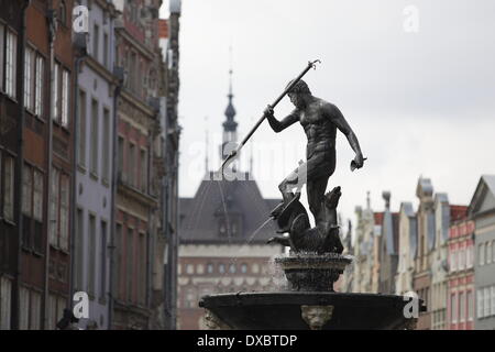 Gdansk, Polonia 23rd, Marzo 2014 380 Fontana di Nettuno inaugurazione dopo l'inverno breake a Dlugi Trag - Danzica Città Vecchia strada principale. Ricostruttore prussiana di gruppo e sindaco di Danzica Pawel Adamowicz prende parte alla cerimonia. Credito: Michal Fludra/Alamy Live News Foto Stock