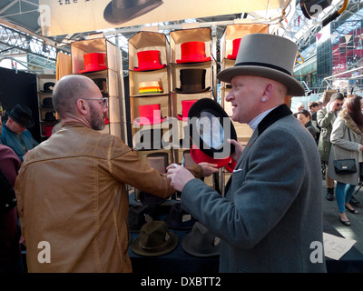 Un cappello di vendita del venditore top cappelli in stile vittoriano Spitalfields Market vicino a Brick Lane e dalla stazione di Liverpool Street in East London E1 Inghilterra UK KATHY DEWITT Foto Stock