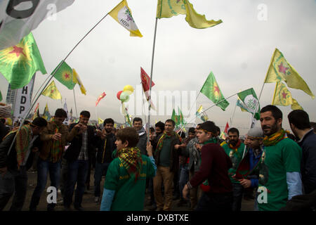 Kazlicesme, Istanbul. 23 Mar, 2014. Newrouz celebrazioni organizzate dalla BDP, un bagno turco di partito politico che promuove il nazionalismo curdo e Libertà per Abdullah Ocalan, carcerati leader del PKK. 23 marzo 2014, Istanbul. Foto di Bikem Ekberzade/Alamy Live News Foto Stock