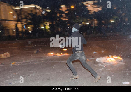 Madrid, Spagna. 22 Mar, 2014. Un manifestante corre a gettare un oggetto presso la polizia. Madrid, Spagna, sabato 22 marzo, 2014. Credito: Nando Rivero/Alamy Live News Foto Stock