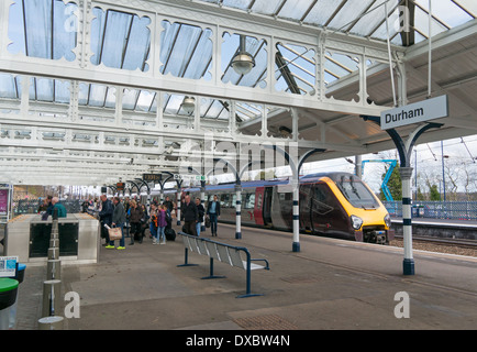 Cross Country treno dello sbarco di passeggeri Durham city rail station North East England Regno Unito Foto Stock