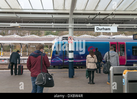 Treno in arrivo a Durham city rail station North East England Regno Unito Marzo 2014 Foto Stock