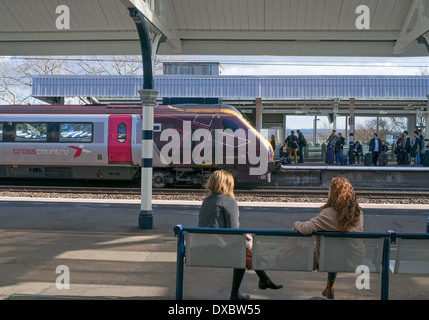 Cross Country treno arrivando a Durham city rail station North East England Regno Unito Marzo 2014 Foto Stock