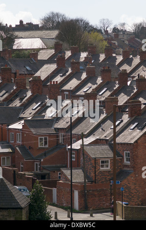 Righe inclinate di case a schiera entro Durham City North East England Regno Unito Foto Stock