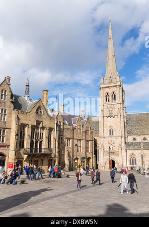 La gente camminare attraverso Durham City Market Square North East England Regno Unito Marzo 2014 Foto Stock