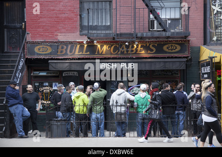 Irish Bar sulla Piazza San Marco per la festa di San Patrizio in East Village, NYC. Foto Stock