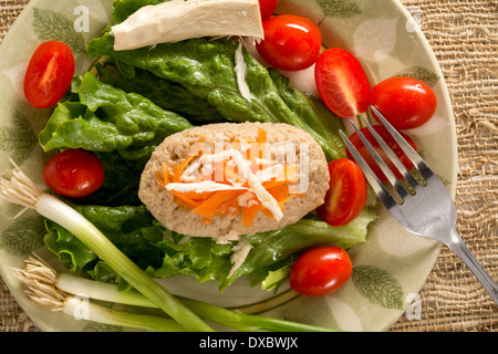 Tradizionale Pasqua ebraica piatto di pesce Gefilte sulla piastra Foto Stock