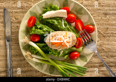 Tradizionale Pasqua ebraica piatto di pesce Gefilte sulla piastra Foto Stock