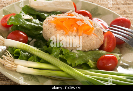 Tradizionale Pasqua ebraica piatto di pesce Gefilte sulla piastra Foto Stock
