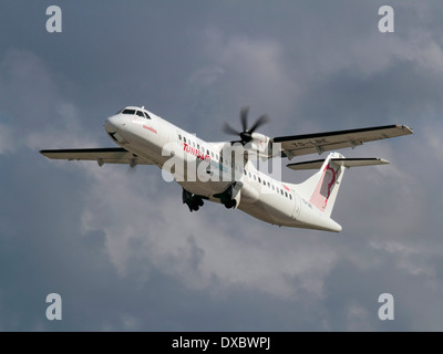Trasporto aereo a breve distanza. Decollo dell'aereo passeggeri Tunisair Express ATR 72-500 con motore PROPELLER Foto Stock
