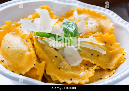 La zucca mezzaluna ravioli in primo piano Foto Stock