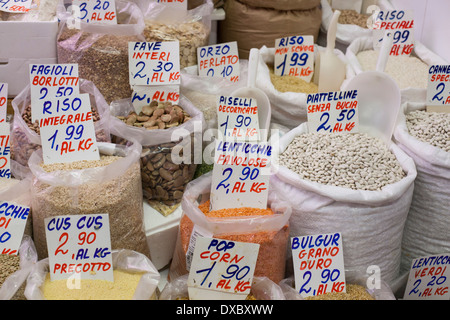 Produzione essiccata per la vendita a San Ambrogio il mercato di Firenze, Toscana, Italia Foto Stock