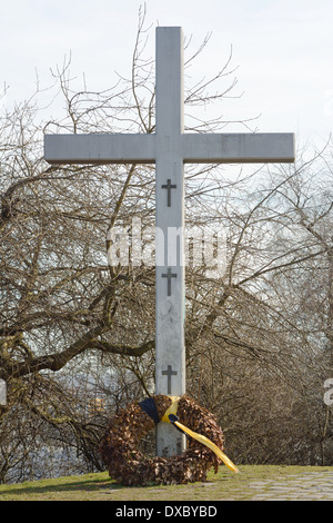 Croce devozionale con corona come simbolo della fede cristiana sulla collina Foto Stock