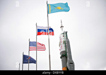 Il Soyuz TMA-12M veicolo spaziale dopo essere stata sollevata in posizione di lancio sulla rampa di lancio presso il cosmodromo di Baikonur Marzo 23, 2014 di Baikonur in Kazakhstan. Lancio del razzo Soyuz è prevista per il mese di marzo 26 e invierà Expedition 39 Soyuz Commander Alexander Skvortsov di l'agenzia spaziale federale russa, astronauta Steven Swanson della NASA, cosmonauta Oleg Artemyev di Roscosmos su un periodo di sei mesi di missione a bordo della Stazione Spaziale Internazionale. Foto Stock