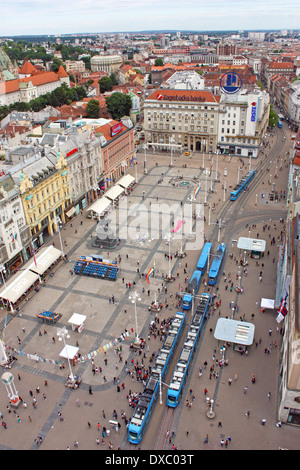 Vista di Ban Jelacic Square, la piazza principale della città di Zagabria. Foto Stock