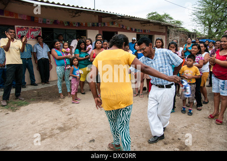 Processione di san sebastián in yapatera, piura perù. afro-popolazione peruviana. Foto Stock