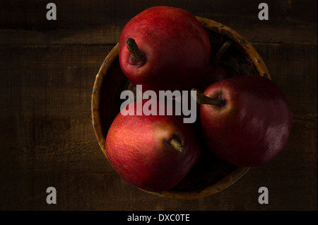 Anjou red pere nel recipiente rustico in legno rustico shot dal di sopra Foto Stock