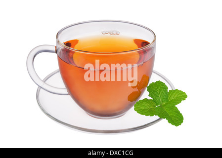 Bicchiere di vetro di fresco tè con foglie di menta isolati su sfondo bianco Foto Stock