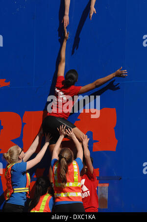Vancouver, Canada. 23 Mar, 2014. Gli studenti partecipano a l annuale 2014 tempesta la parete della concorrenza internazionale presso la University of British Columbia (UBC) in Vancouver, Canada, 23 marzo 2014. Tempesta la parete è il più grande e più lunga sfida la concorrenza nella storia DELLA UBC, costituito da nuoto agonistico, Sprint Bike, acceso e storming il muro. © Sergei Bachlakov/Xinhua/Alamy Live News Foto Stock