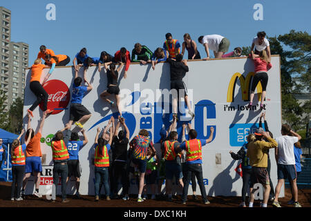 Vancouver, Canada. 23 Mar, 2014. Gli studenti partecipano a l annuale 2014 tempesta la parete della concorrenza internazionale presso la University of British Columbia (UBC) in Vancouver, Canada, 23 marzo 2014. Tempesta la parete è il più grande e più lunga sfida la concorrenza nella storia DELLA UBC, costituito da nuoto agonistico, Sprint Bike, acceso e storming il muro. © Sergei Bachlakov/Xinhua/Alamy Live News Foto Stock