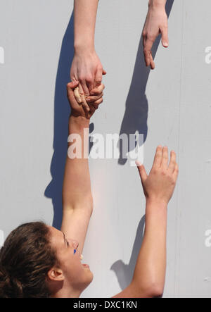 Vancouver, Canada. 23 Mar, 2014. Gli studenti partecipano a l annuale 2014 tempesta la parete della concorrenza internazionale presso la University of British Columbia (UBC) in Vancouver, Canada, 23 marzo 2014. Tempesta la parete è il più grande e più lunga sfida la concorrenza nella storia DELLA UBC, costituito da nuoto agonistico, Sprint Bike, acceso e storming il muro. © Sergei Bachlakov/Xinhua/Alamy Live News Foto Stock