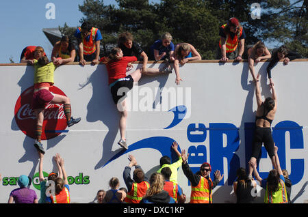 Vancouver, Canada. 23 Mar, 2014. Gli studenti partecipano a l annuale 2014 tempesta la parete della concorrenza internazionale presso la University of British Columbia (UBC) in Vancouver, Canada, 23 marzo 2014. Tempesta la parete è il più grande e più lunga sfida la concorrenza nella storia DELLA UBC, costituito da nuoto agonistico, Sprint Bike, acceso e storming il muro. © Sergei Bachlakov/Xinhua/Alamy Live News Foto Stock