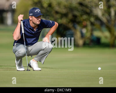 Orlando, Florida, Stati Uniti d'America. Marzo 23, 2014. Matt ogni linee fino il suo putt il quindicesimo verde durante il round finale golf azione di Arnold Palmer Invitational presentato da Mastercard tenutasi a Arnold Palmer il Bay Hill Club & Lodge di Orlando, FL Credito: Cal Sport Media/Alamy Live News Foto Stock