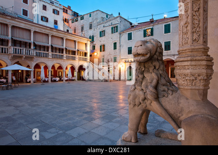 Watcher sulla piazza della Repubblica di Croazia di Sibenik, Dalmazia, Croazia Foto Stock