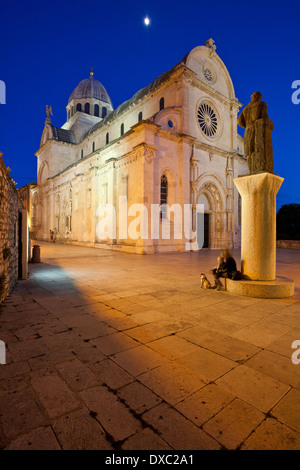 St Jacob's Cathedral in blu ora di Sibenik, Dalmazia, Croazia Foto Stock