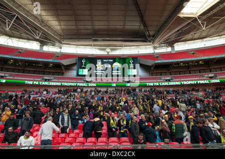 Wembley, Londra, Regno Unito. Il 23 marzo 2014. Gosport ventole sotto il quadro di controllo a Wembley Stadium il 23 marzo 2014 durante il tempo di emisaturazione. Credito: Flashspix/Alamy Live News Foto Stock