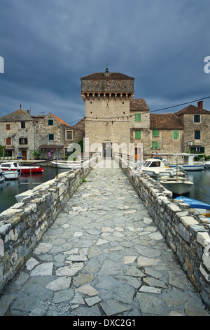 Tempesta sopra Kastel Gomilica insediamento in prossimità di Spalato, Dalmazia, CroatiaEurope Foto Stock