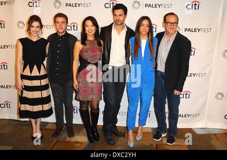 Los Angeles, CA, Stati Uniti d'America. 23 Mar, 2014. Chloe Bennett, Elizabeth Henstridge, Ming-Na Wen, Iain De Caestecker, Clark Gregg, Brett Dalton presso gli arrivi per la meraviglia che agenti di S.H.I.E.L.D. Pannello a 31 Paleyfest annuale 2014, Dolby Theatre a Hollywood e Highland Center, Los Angeles, CA Marzo 23, 2014. Credito: Dee Cercone/Everett raccolta/Alamy Live News Foto Stock