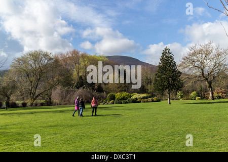 Le tre ragazze passeggiate nel parco con montagna Blorenge nella distanza, Linda Vista Gardens, Abergavenny, Wales, Regno Unito Foto Stock