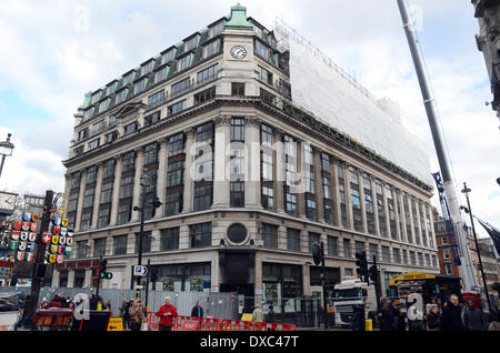 Londra, Regno Unito. Il 23 marzo 2014. Inizia la demolizione del Palazzo delle comunicazioni parte del controverso sviluppo di Leicester Square che includerà la demolizione dell'art deco cinema Odeon e edifici adiacenti per costruire un hotel di lusso, ristoranti, appartamenti di lusso e il complesso di cinema. Credito: JOHNNY ARMSTEAD/Alamy Live News Foto Stock