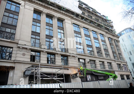 Londra, Regno Unito. Il 23 marzo 2014. Inizia la demolizione del Palazzo delle comunicazioni parte del controverso sviluppo di Leicester Square che includerà la demolizione dell'art deco cinema Odeon e edifici adiacenti per costruire un hotel di lusso, ristoranti, appartamenti di lusso e il complesso di cinema. Credito: JOHNNY ARMSTEAD/Alamy Live News Foto Stock