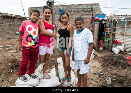 Afro-peruviano i bambini nel villaggio yapatera. piura, Perù. Foto Stock