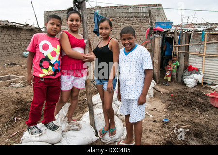 Afro-peruviano i bambini nel villaggio yapatera. piura, Perù. Foto Stock