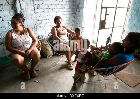 Afro-famiglia peruviana nel villaggio yapatera. piura, Perù. Foto Stock