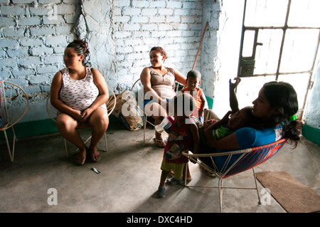 Afro-famiglia peruviana nel villaggio yapatera. piura, Perù. Foto Stock